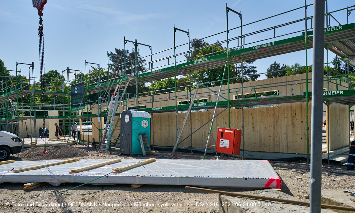 01.06.2023 - Neue Holzwände für das Haus für Kinder in Neuperlach in München